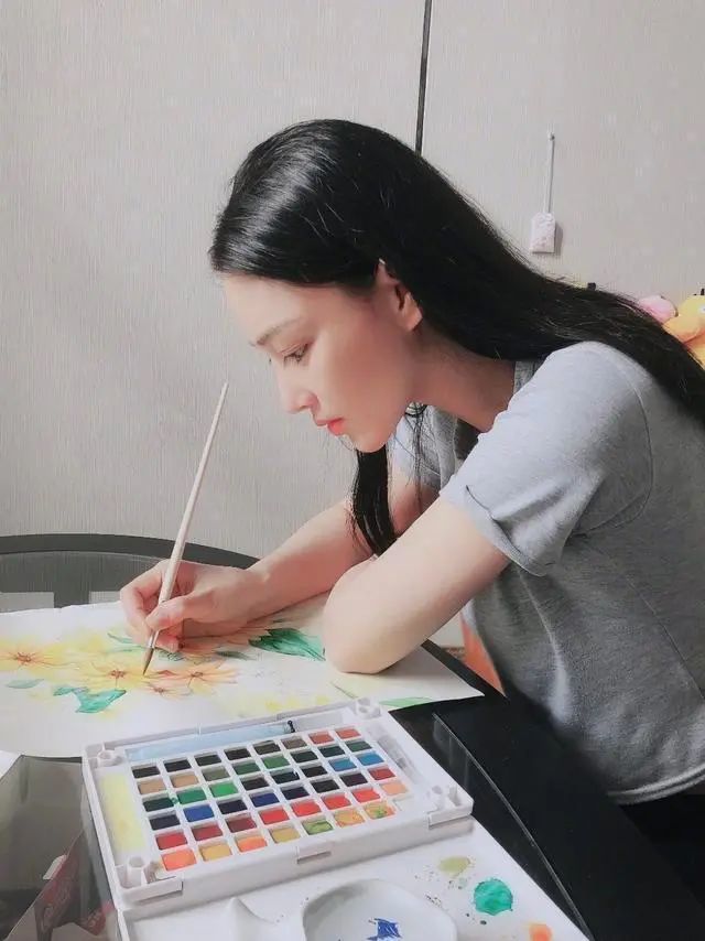 张馨予|张馨予公开何捷家人照片，祖孙二人军人气质出众，何捷长相随爷爷