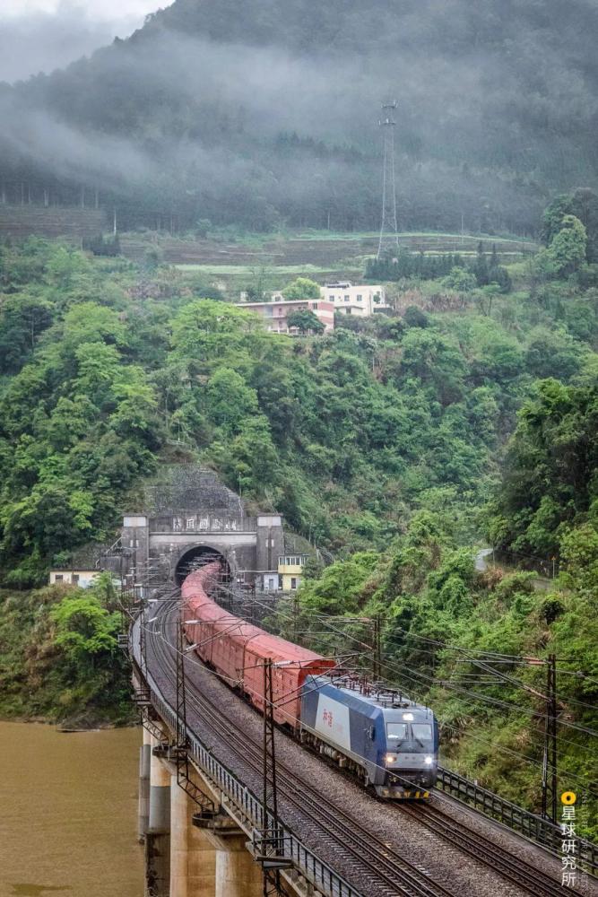 驿马岭隧道突破7000米 1988年 14295米的大瑶山隧道正式通车 成为中国