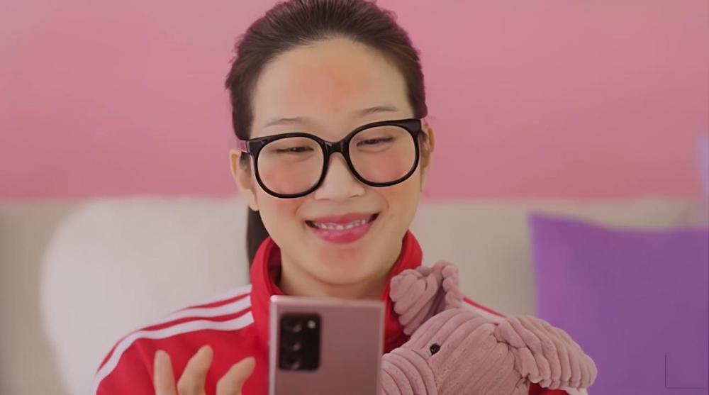 总算公布首版预告片,普普通通美少女任朱静(文佳煐饰)一直以「女神」