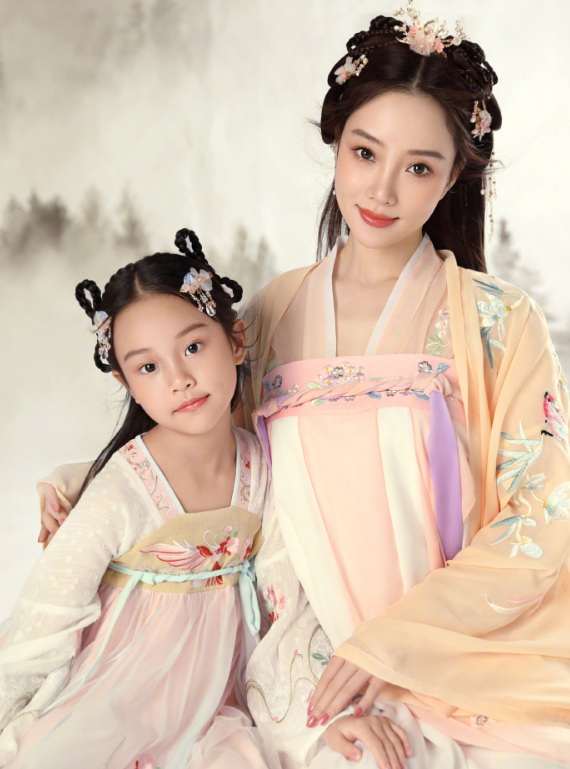 甜馨|贾乃亮带甜馨与爷爷奶奶吃饭，奶奶不舍甜馨悲伤落泪，曝李小璐拿到抚养权