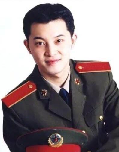 贾玲发沈腾童年照为其庆生模样帅气被赞军艺校草