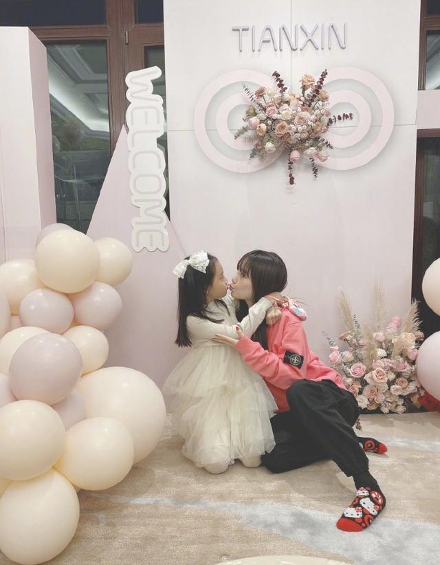 李小璐|李小璐晒亲子写真为女儿庆生，甜馨穿古装旗袍出镜，颜值气质超群