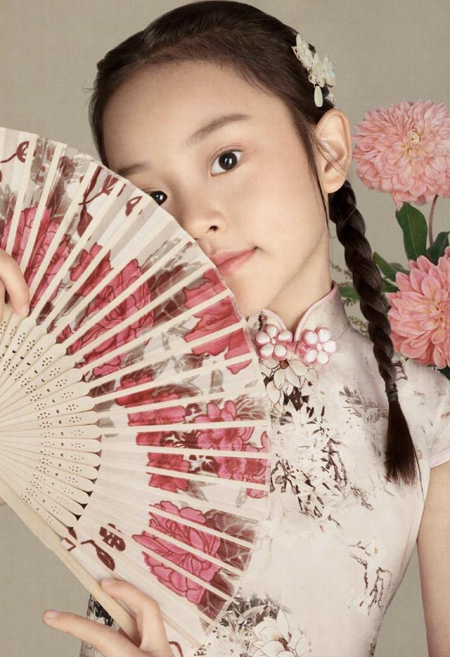 李小璐|李小璐晒亲子写真为女儿庆生，甜馨穿古装旗袍出镜，颜值气质超群