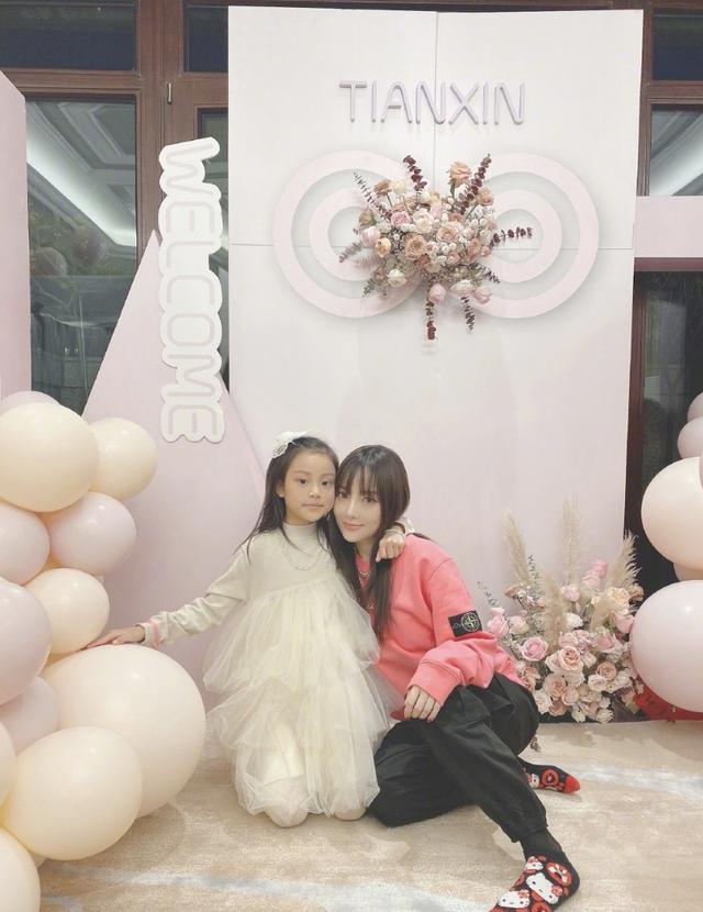 李小璐|李小璐晒亲子写真为女儿庆生，甜馨穿古装旗袍出镜，颜值气质超群