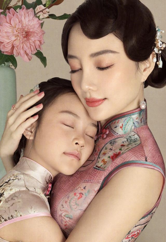 李小璐|李小璐晒亲子写真为女儿庆生，甜馨穿古装旗袍出镜，颜值气质超群