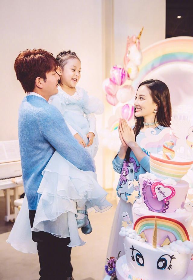 李小璐|李小璐晒亲子写真为女儿庆生，甜馨穿古装旗袍出镜，颜值气质超群