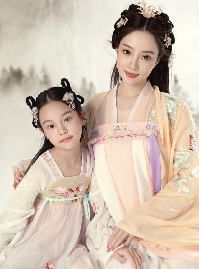 李小璐|李小璐晒亲子写真为女儿庆生，甜馨穿古装旗袍出镜，颜值气质超群