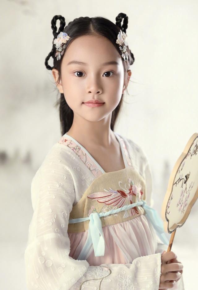 李小璐|李小璐晒亲子写真为女儿庆生，甜馨穿古装旗袍出镜，颜值气质超群