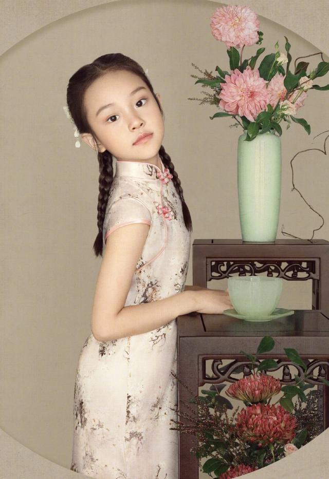 李小璐|李小璐晒亲子写真为女儿庆生，甜馨穿古装旗袍出镜，颜值气质超群