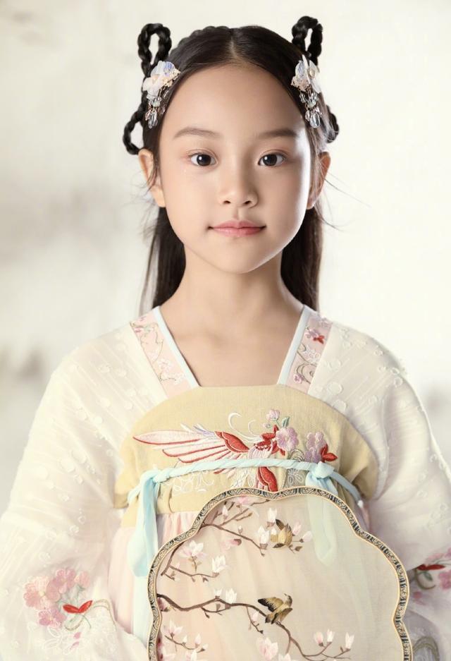 李小璐|李小璐晒亲子写真为女儿庆生，甜馨穿古装旗袍出镜，颜值气质超群