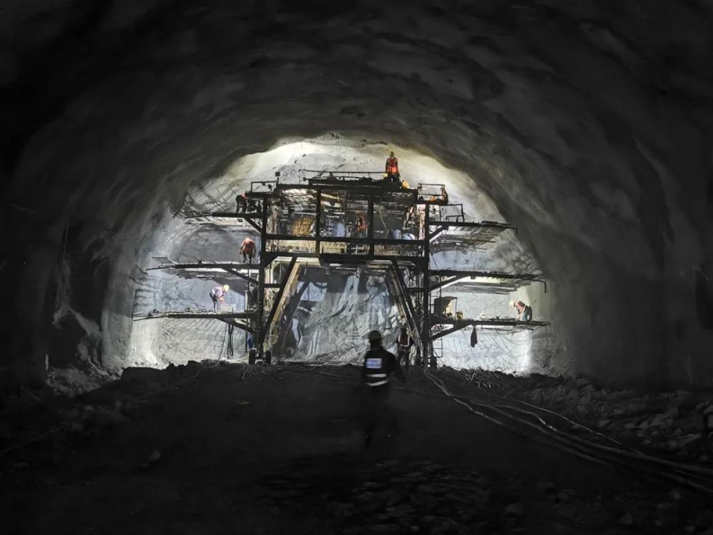 广东在建最长高速公路隧道韶新高速松山隧道全线贯通