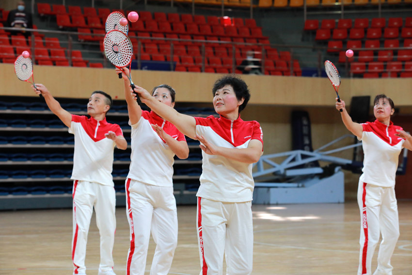 200余名老人随着优美的乐曲在表演柔力球,喜迎重阳节.何江华/摄
