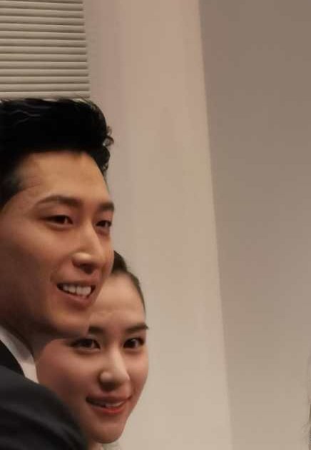 窦骁|窦骁带女友出席活动，主动帮何超莲整理头发，私下甜蜜称呼曝光