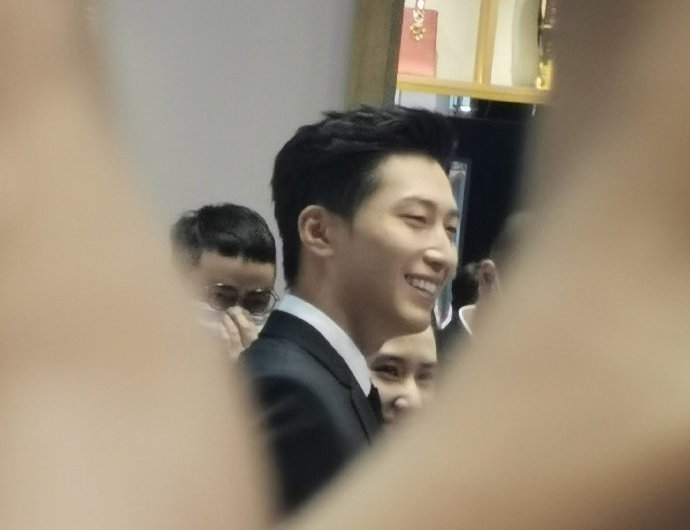 窦骁|窦骁带女友出席活动，主动帮何超莲整理头发，私下甜蜜称呼曝光