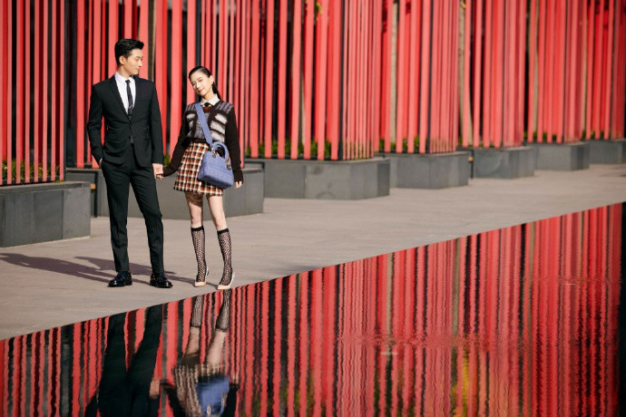 窦骁|窦骁带女友出席活动，主动帮何超莲整理头发，私下甜蜜称呼曝光