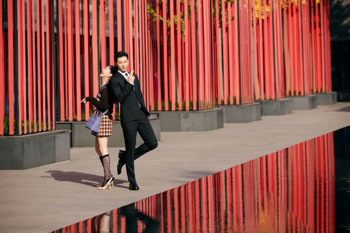 窦骁|窦骁带女友出席活动，主动帮何超莲整理头发，私下甜蜜称呼曝光