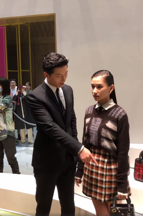 窦骁|窦骁带女友出席活动，主动帮何超莲整理头发，私下甜蜜称呼曝光