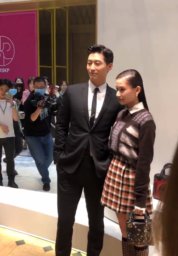 窦骁|窦骁带女友出席活动，主动帮何超莲整理头发，私下甜蜜称呼曝光