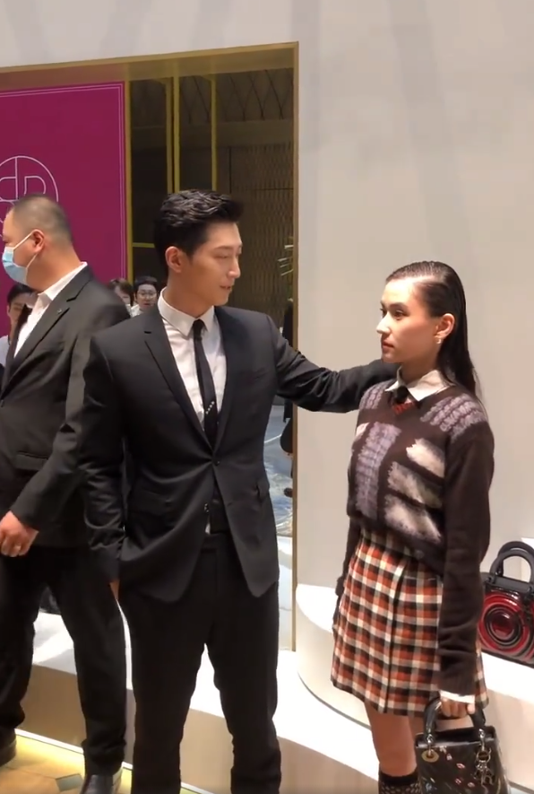 窦骁|窦骁带女友出席活动，主动帮何超莲整理头发，私下甜蜜称呼曝光
