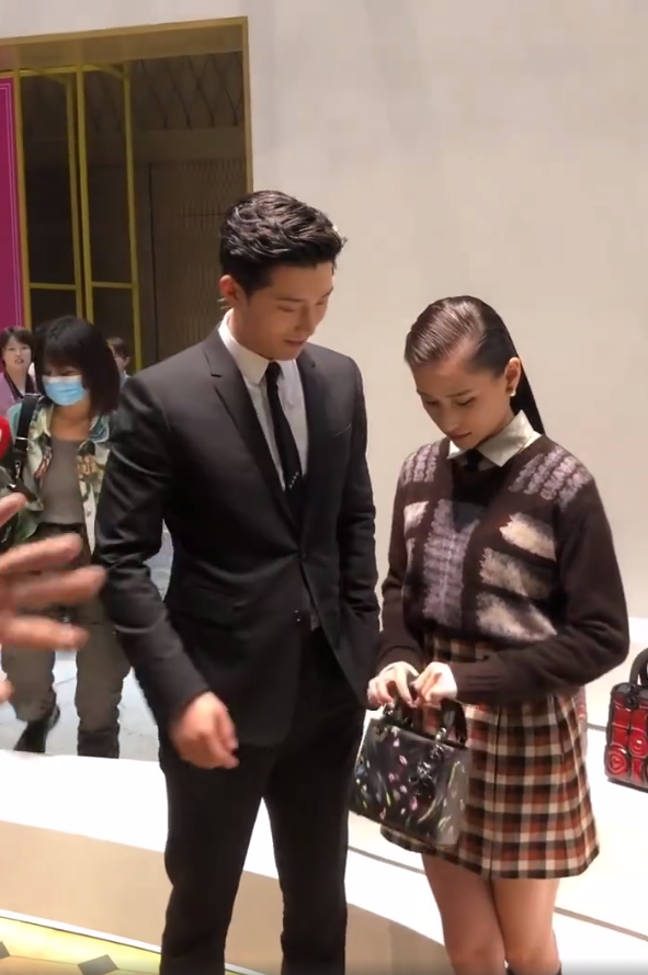 窦骁|窦骁带女友出席活动，主动帮何超莲整理头发，私下甜蜜称呼曝光