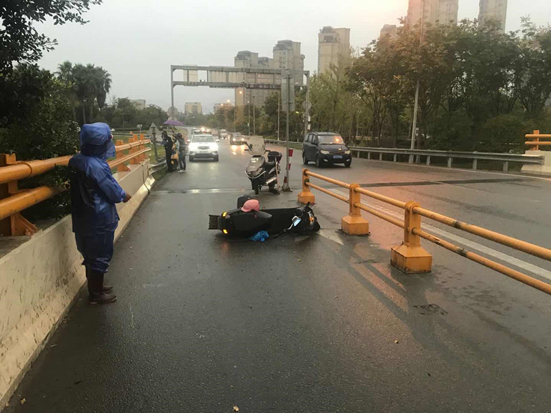 雨天遮挡视线 一个撞护栏一个摔地上_腾讯新闻