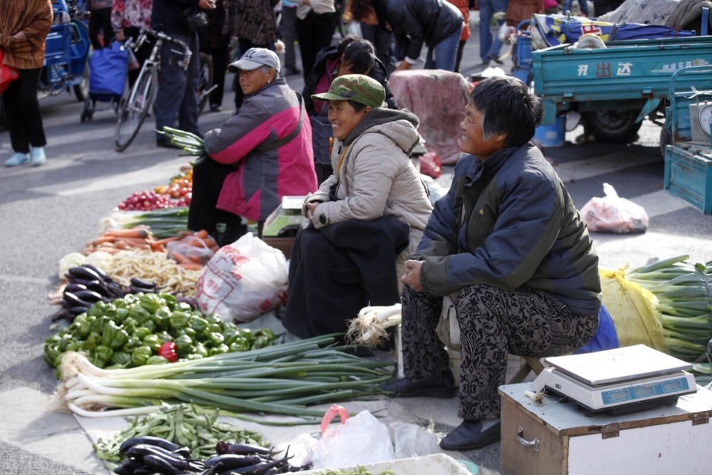 武汉菜场要求入驻女摊贩不超过45岁!年龄歧视让中年人雪上加霜_腾讯新