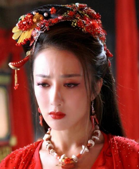 古装第一美李依晓年近40作品无数唯一的热搜却是被狗咬