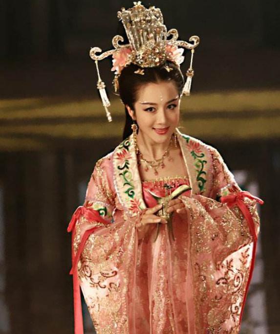 古装第一美李依晓年近40作品无数唯一的热搜却是被狗咬