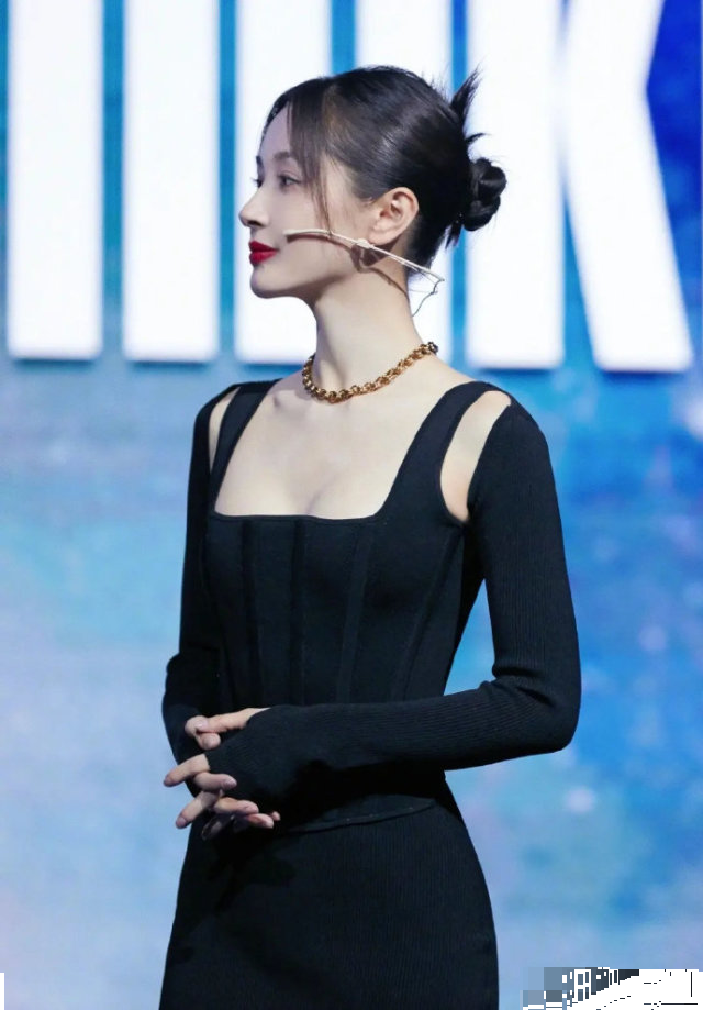 王子文|王子文镂空连衣裙出席活动 长发挽起女人味十足