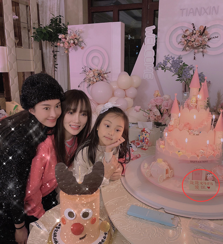 甜馨|贾乃亮带甜馨与爷爷奶奶吃饭，奶奶不舍甜馨悲伤落泪，曝李小璐拿到抚养权