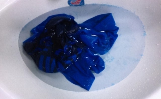 衣服掉色严重几个简单方法衣服固色好