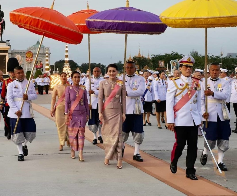诗妮娜|泰王携王后公主亮相，苏提达笑容灿烂，诗妮娜不能参加隆重仪式眼神凄凉