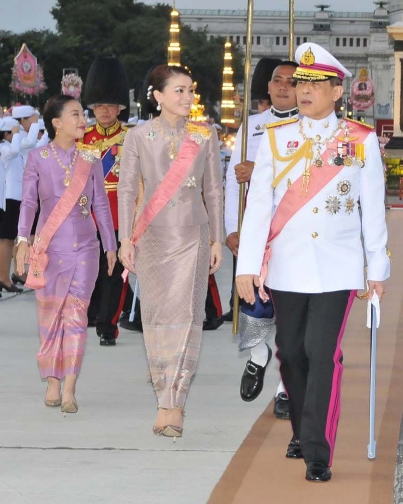 诗妮娜|泰王携王后公主亮相，苏提达笑容灿烂，诗妮娜不能参加隆重仪式眼神凄凉