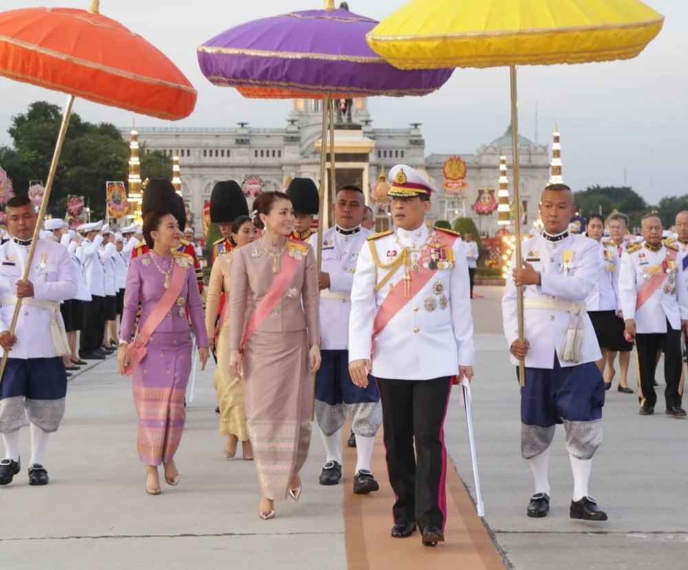 诗妮娜|泰王携王后公主亮相，苏提达笑容灿烂，诗妮娜不能参加隆重仪式眼神凄凉