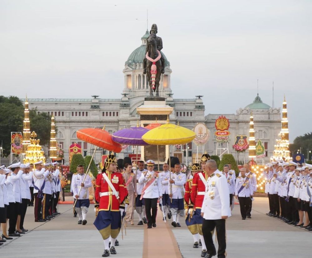 诗妮娜|泰王携王后公主亮相，苏提达笑容灿烂，诗妮娜不能参加隆重仪式眼神凄凉