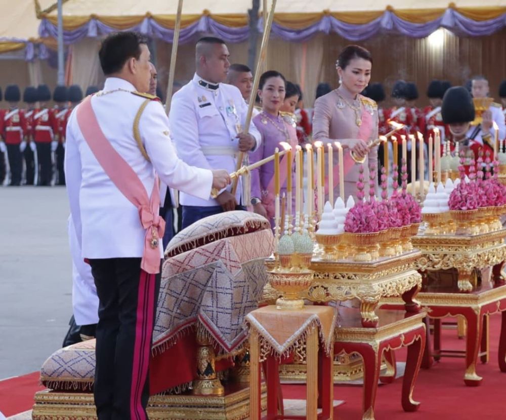 诗妮娜|泰王携王后公主亮相，苏提达笑容灿烂，诗妮娜不能参加隆重仪式眼神凄凉