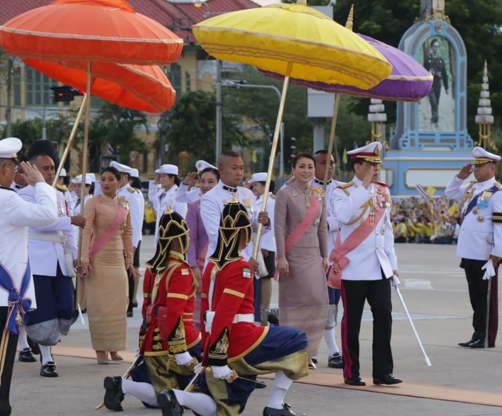 诗妮娜|泰王携王后公主亮相，苏提达笑容灿烂，诗妮娜不能参加隆重仪式眼神凄凉