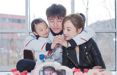 甜馨|贾乃亮李小璐同心同愿为甜馨庆生，双方共同称赞女方是好妈妈