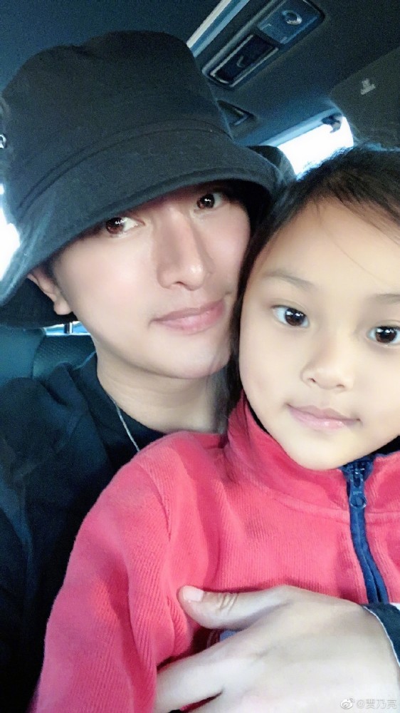 甜馨|贾乃亮李小璐同心同愿为甜馨庆生，双方共同称赞女方是好妈妈