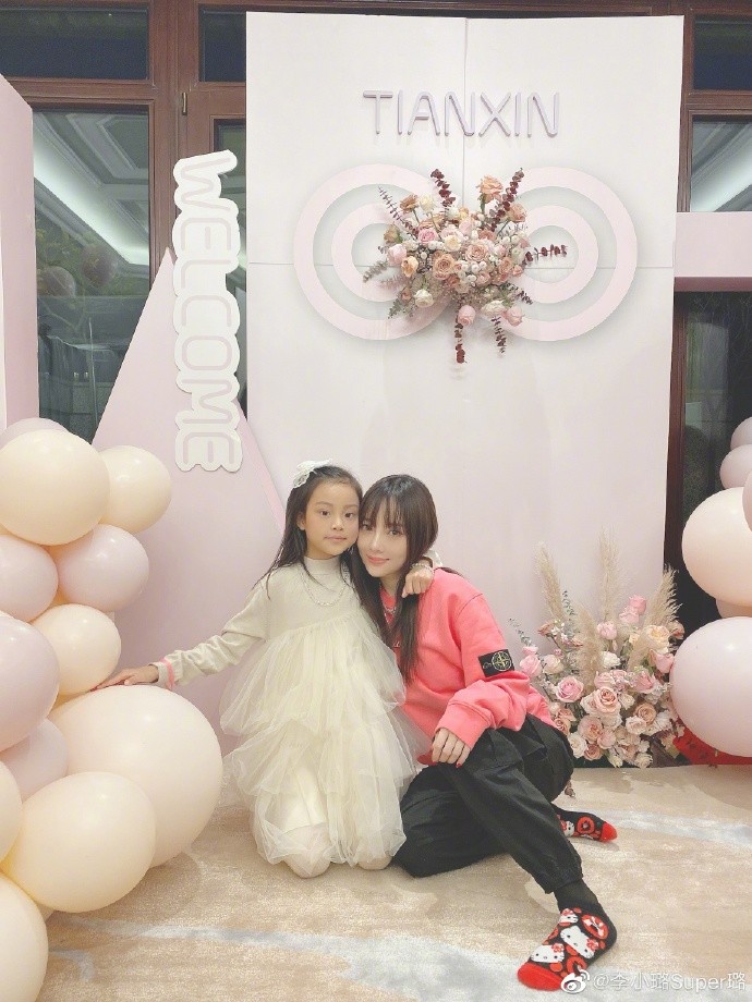 甜馨|贾乃亮李小璐同心同愿为甜馨庆生，双方共同称赞女方是好妈妈