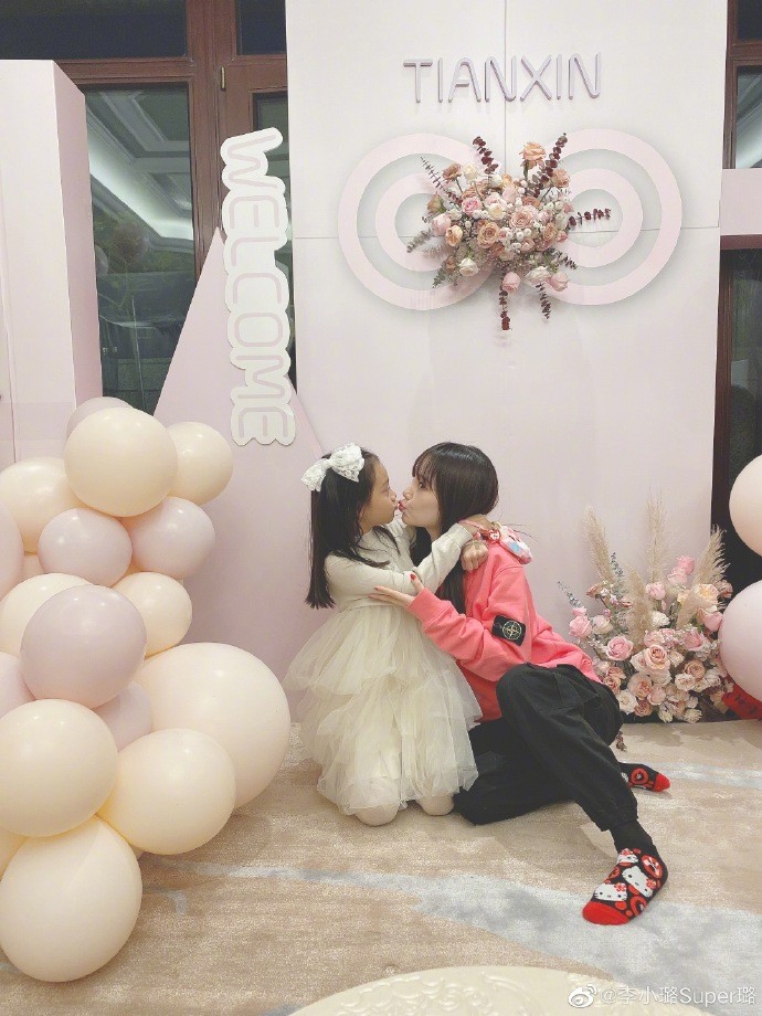 甜馨|贾乃亮李小璐同心同愿为甜馨庆生，双方共同称赞女方是好妈妈