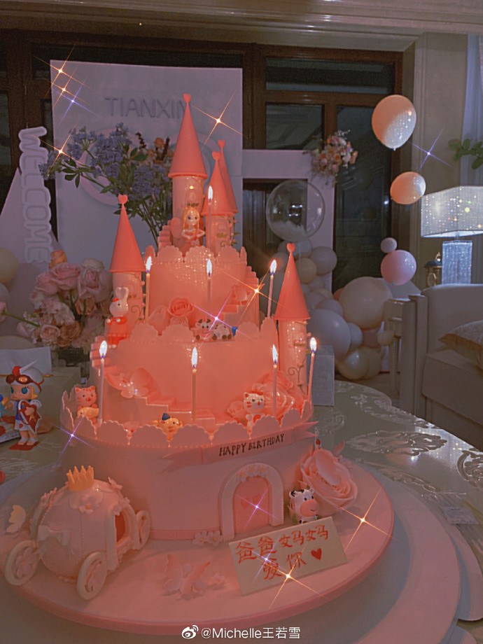 甜馨|贾乃亮李小璐同心同愿为甜馨庆生，双方共同称赞女方是好妈妈