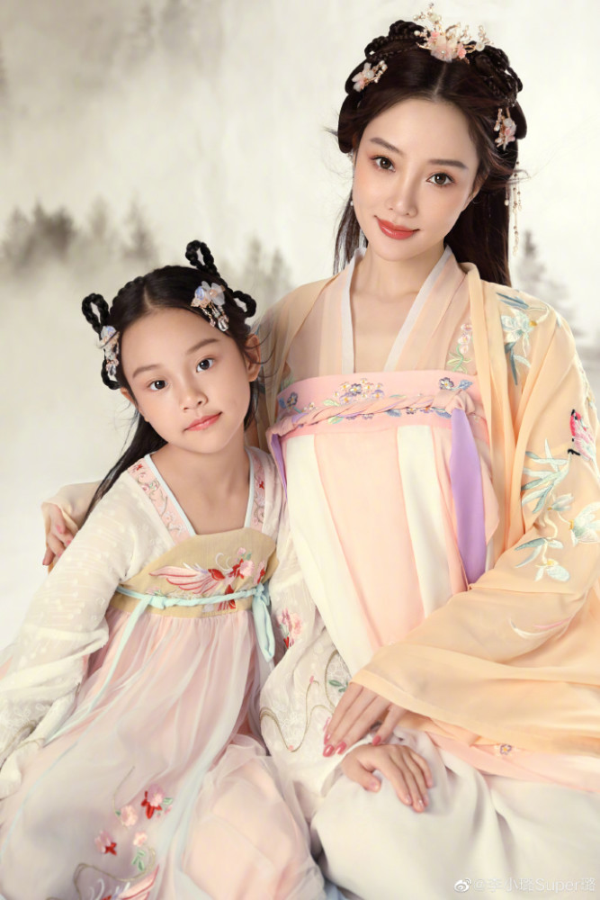 甜馨|贾乃亮李小璐同心同愿为甜馨庆生，双方共同称赞女方是好妈妈