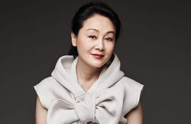 陈道明谈起近况,提到了这部剧正在选女主角,一直想要重回舞台的王姬