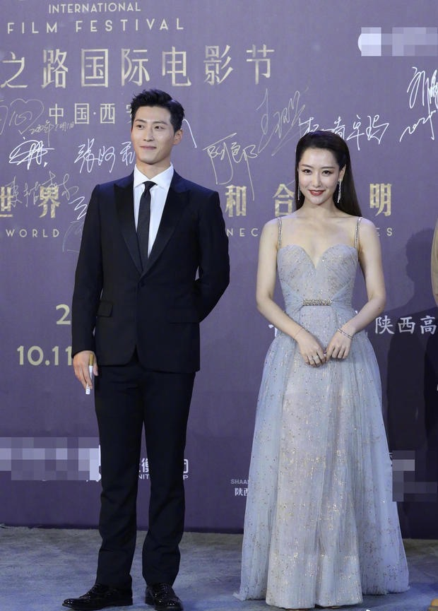 elie saab|尴尬到爆，她一定很后悔穿这身衣服