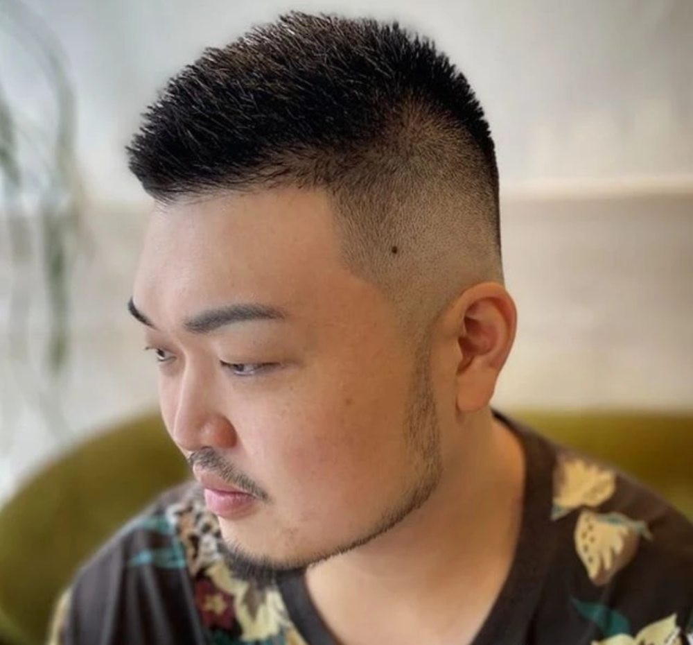 三七分的油头是一款复古风的男士发型,给人种成熟稳重的感觉,很适合