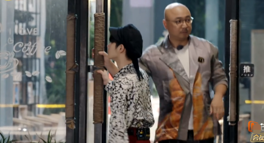 黄龄|宁静热情拥抱孟佳，黄龄遭冷落，官方寒暄有点尴尬，徐峥战术撤退