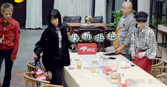 黄龄|宁静热情拥抱孟佳，黄龄遭冷落，官方寒暄有点尴尬，徐峥战术撤退