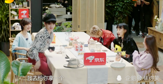 黄龄|宁静热情拥抱孟佳，黄龄遭冷落，官方寒暄有点尴尬，徐峥战术撤退