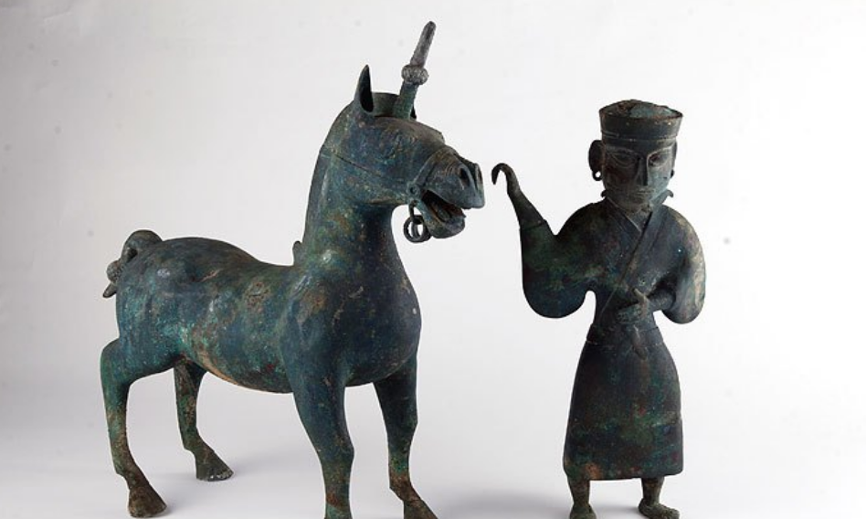 湖南博物馆|湖南博物馆有个牵马俑，马头上为何长角，专家一解释大家明白了